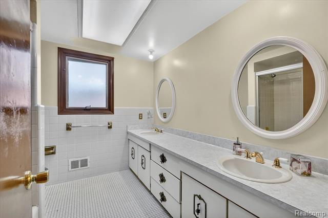 Builiding view twenty five for 28013 Roan, Warren, MI. 48093