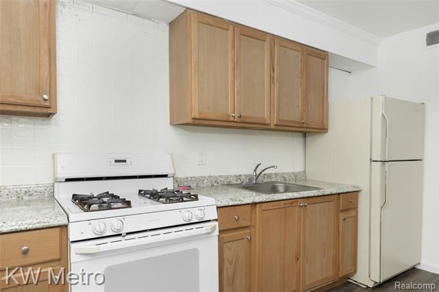 Builiding view seven for 28207 Grant, Saint Clair Shores, MI. 48081