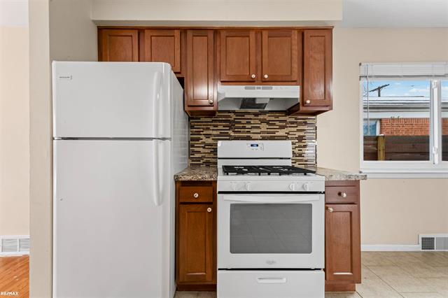 Builiding view ten for 11311 Irvington, Warren, MI. 48093