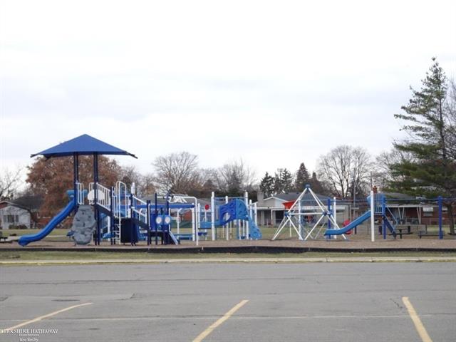 Builiding view thirty five for 28435 Flanders, Warren, MI. 48088