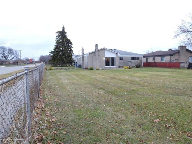 Builiding view thirty two for 28435 Flanders, Warren, MI. 48088