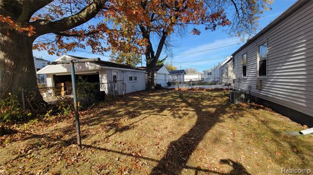 Builiding view thirty two for 28205 Kaufman, Roseville, MI. 48066