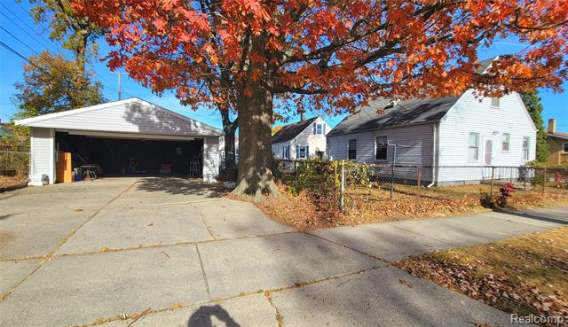 Builiding view twenty eight for 28205 Kaufman, Roseville, MI. 48066