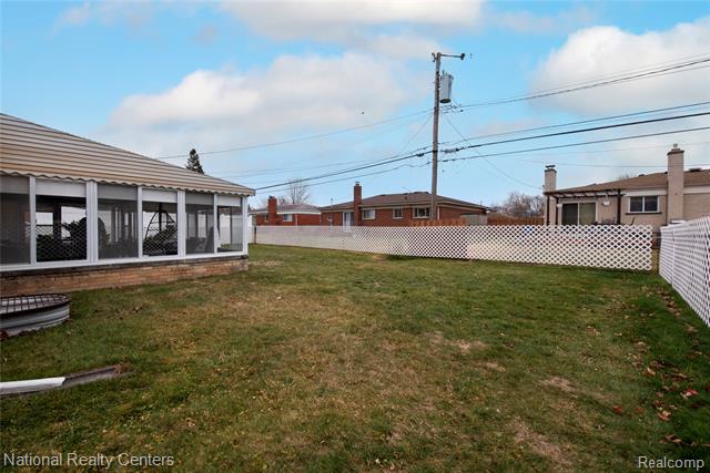 Builiding view thirty two for 4760 Red Maple, Warren, MI. 48092