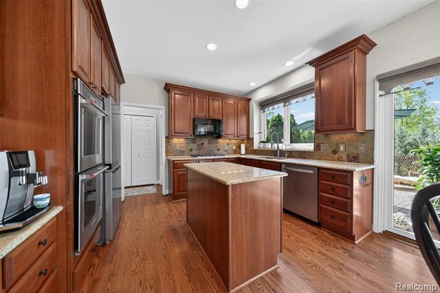 Builiding view fourteen for 41621 Hempshire, Novi, MI. 48375