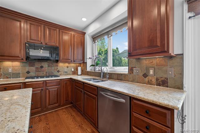 Builiding view seventeen for 41621 Hempshire, Novi, MI. 48375