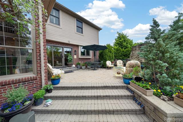 Builiding view sixty for 41621 Hempshire, Novi, MI. 48375