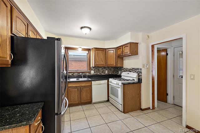 Builiding view twenty eight for 29105 Palomino, Warren, MI. 48093