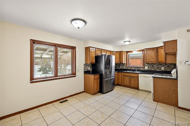 Builiding view twenty five for 29105 Palomino, Warren, MI. 48093