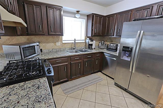 Builiding view eighteen for 29713 Mackenzie, Warren, MI. 48092