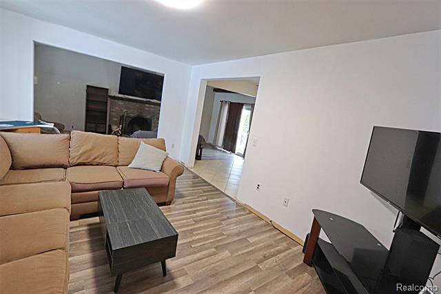 Builiding view thirteen for 29713 Mackenzie, Warren, MI. 48092