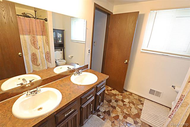 Builiding view twenty one for 29713 Mackenzie, Warren, MI. 48092