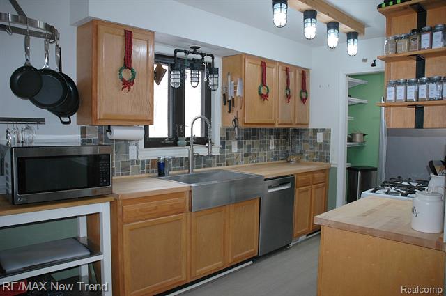 Builiding view eight for 21304 Colwell, Farmington, MI. 48336