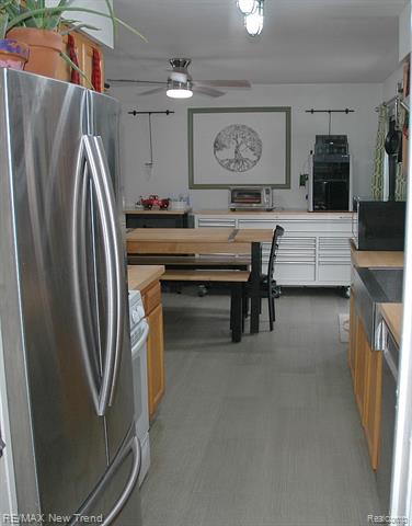 Builiding view fifteen for 21304 Colwell, Farmington, MI. 48336