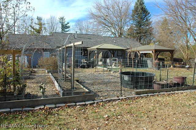 Builiding view forty four for 21304 Colwell, Farmington, MI. 48336