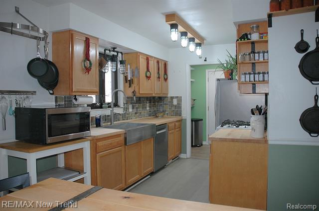 Builiding view nine for 21304 Colwell, Farmington, MI. 48336