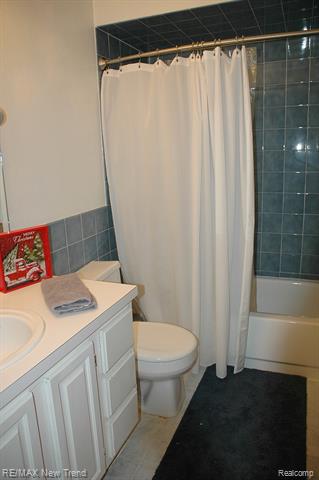 Builiding view nineteen for 21304 Colwell, Farmington, MI. 48336