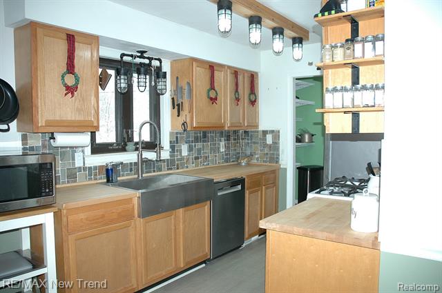 Builiding view seven for 21304 Colwell, Farmington, MI. 48336