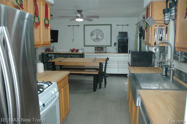 Builiding view sixteen for 21304 Colwell, Farmington, MI. 48336