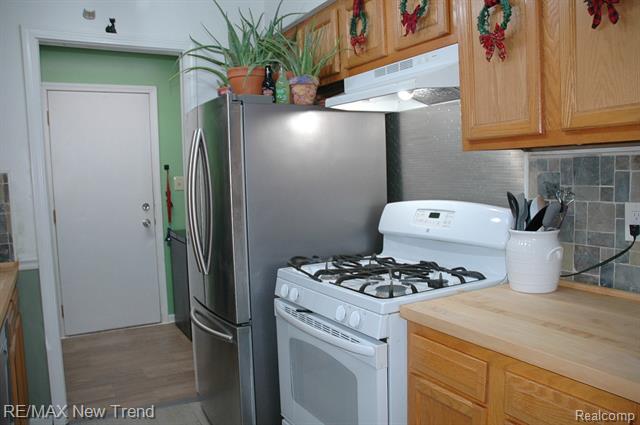 Builiding view thirteen for 21304 Colwell, Farmington, MI. 48336