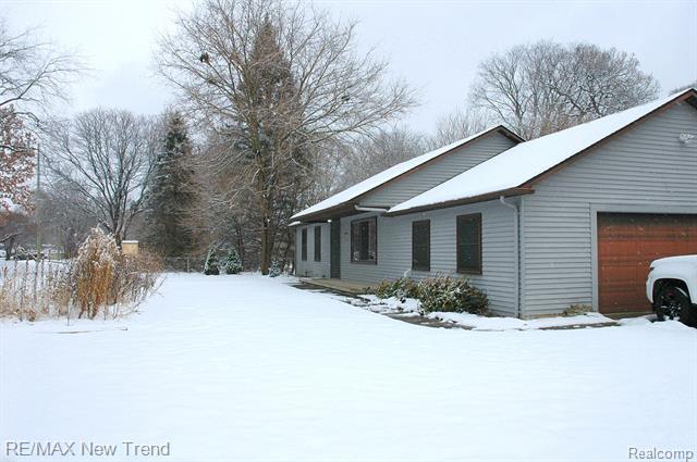 Builiding view thirty five for 21304 Colwell, Farmington, MI. 48336