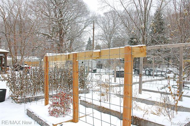 Builiding view thirty seven for 21304 Colwell, Farmington, MI. 48336