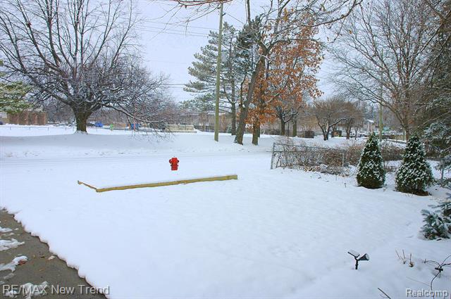 Builiding view thirty two for 21304 Colwell, Farmington, MI. 48336