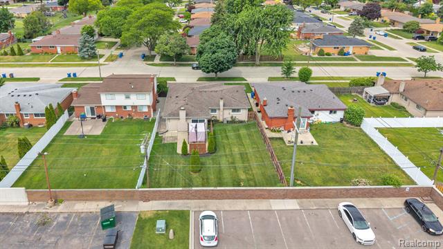 Builiding view forty three for 29450 Desmond, Warren, MI. 48093
