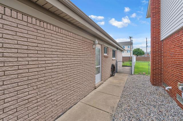 Builiding view thirty eight for 29450 Desmond, Warren, MI. 48093