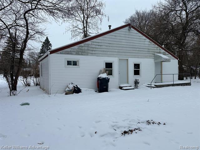 Builiding view one for 21326 Negaunee, Southfield, MI. 48033