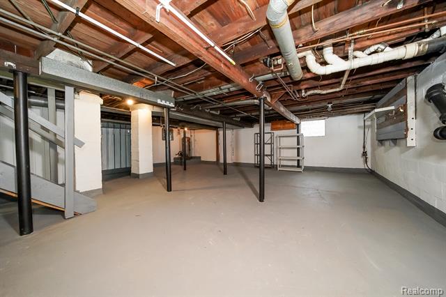 Builiding view fifty one for 21115 East, Southfield, MI. 48033