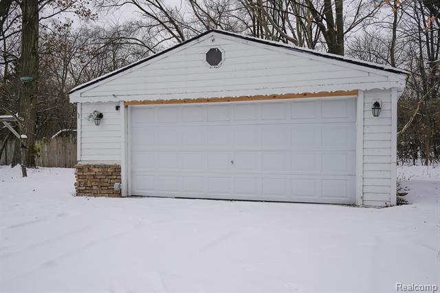 Builiding view five for 21115 East, Southfield, MI. 48033