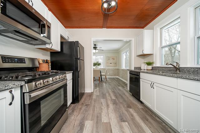 Builiding view seventeen for 21115 East, Southfield, MI. 48033