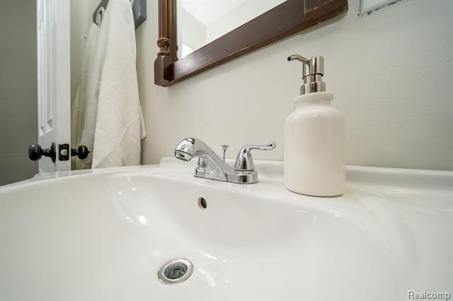 Builiding view thirty eight for 21115 East, Southfield, MI. 48033