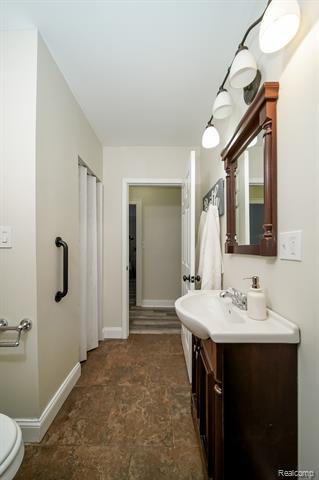 Builiding view thirty six for 21115 East, Southfield, MI. 48033