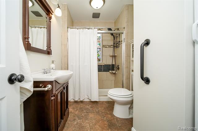 Builiding view thirty three for 21115 East, Southfield, MI. 48033