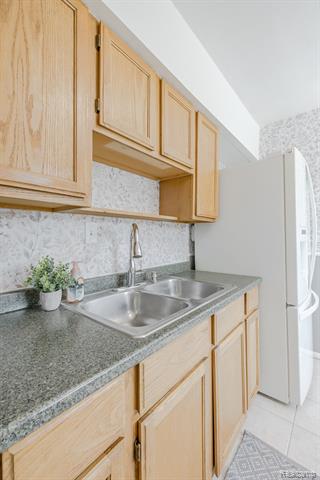 Builiding view nineteen for 21202 Collingham, Farmington, MI. 48336