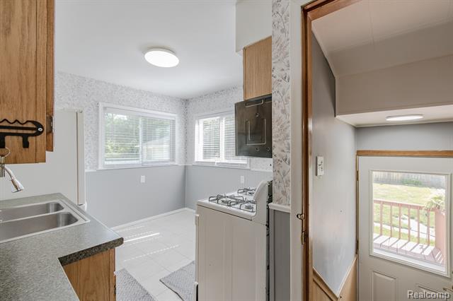 Builiding view seventeen for 21202 Collingham, Farmington, MI. 48336