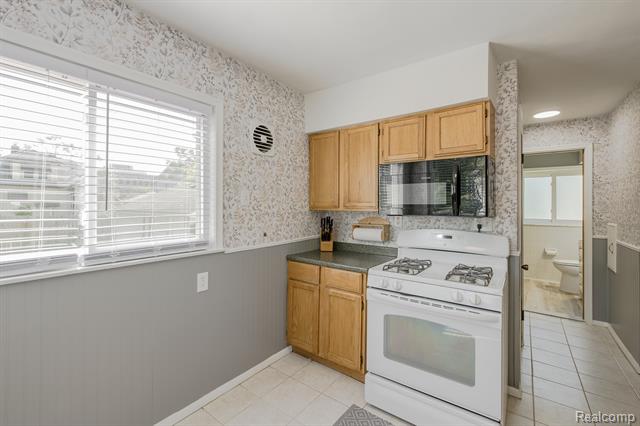 Builiding view twenty two for 21202 Collingham, Farmington, MI. 48336