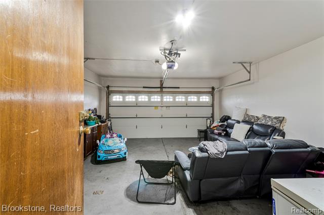 Builiding view thirty for 11828 Robinwood, Warren, MI. 48093