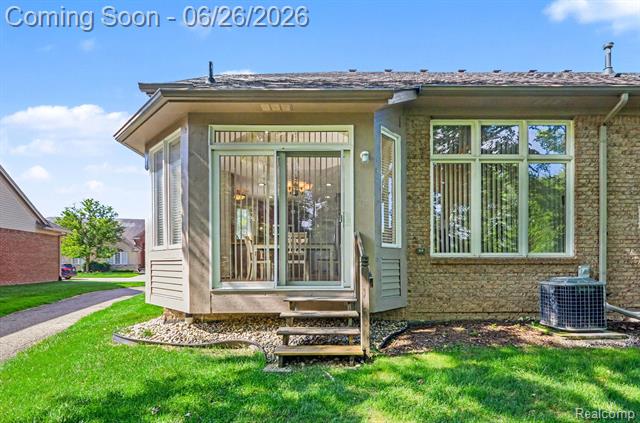 Builiding view twenty for 30268 Berghway, Warren, MI. 48092