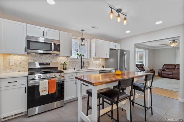 Builiding view eleven for 22913 Lake, Saint Clair Shores, MI. 48082