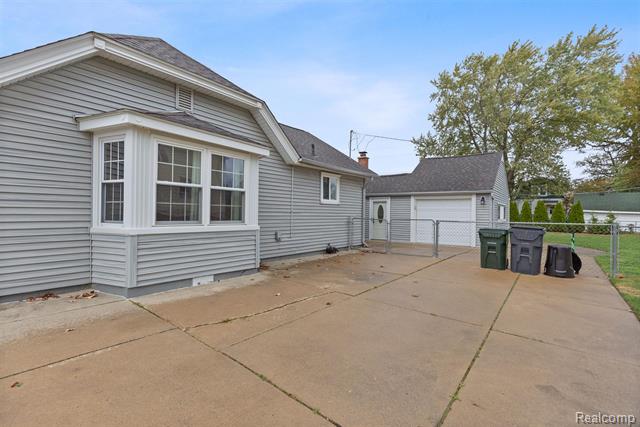 Builiding view thirty one for 22913 Lake, Saint Clair Shores, MI. 48082