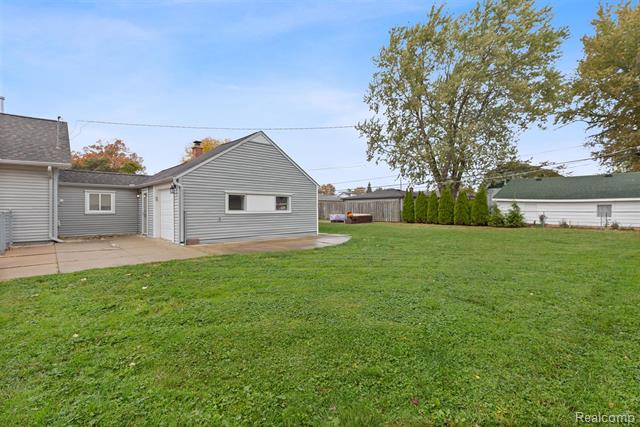 Builiding view twenty nine for 22913 Lake, Saint Clair Shores, MI. 48082