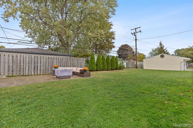 Builiding view twenty seven for 22913 Lake, Saint Clair Shores, MI. 48082