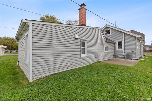 Builiding view twenty six for 22913 Lake, Saint Clair Shores, MI. 48082