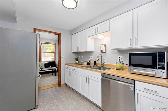 Builiding view eight for 21326 Flanders, Farmington, MI. 48335