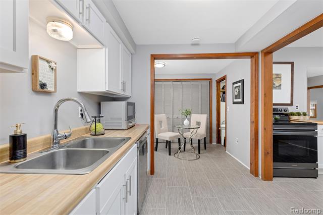 Builiding view seven for 21326 Flanders, Farmington, MI. 48335