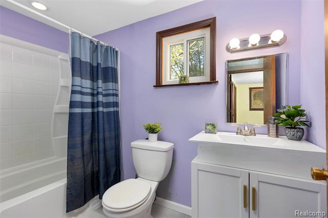 Builiding view seventeen for 21326 Flanders, Farmington, MI. 48335