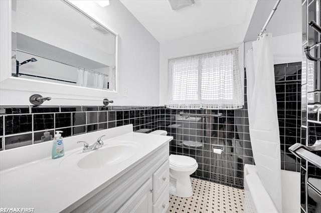 Builiding view seventeen for 30248 Rosebriar, Saint Clair Shores, MI. 48082